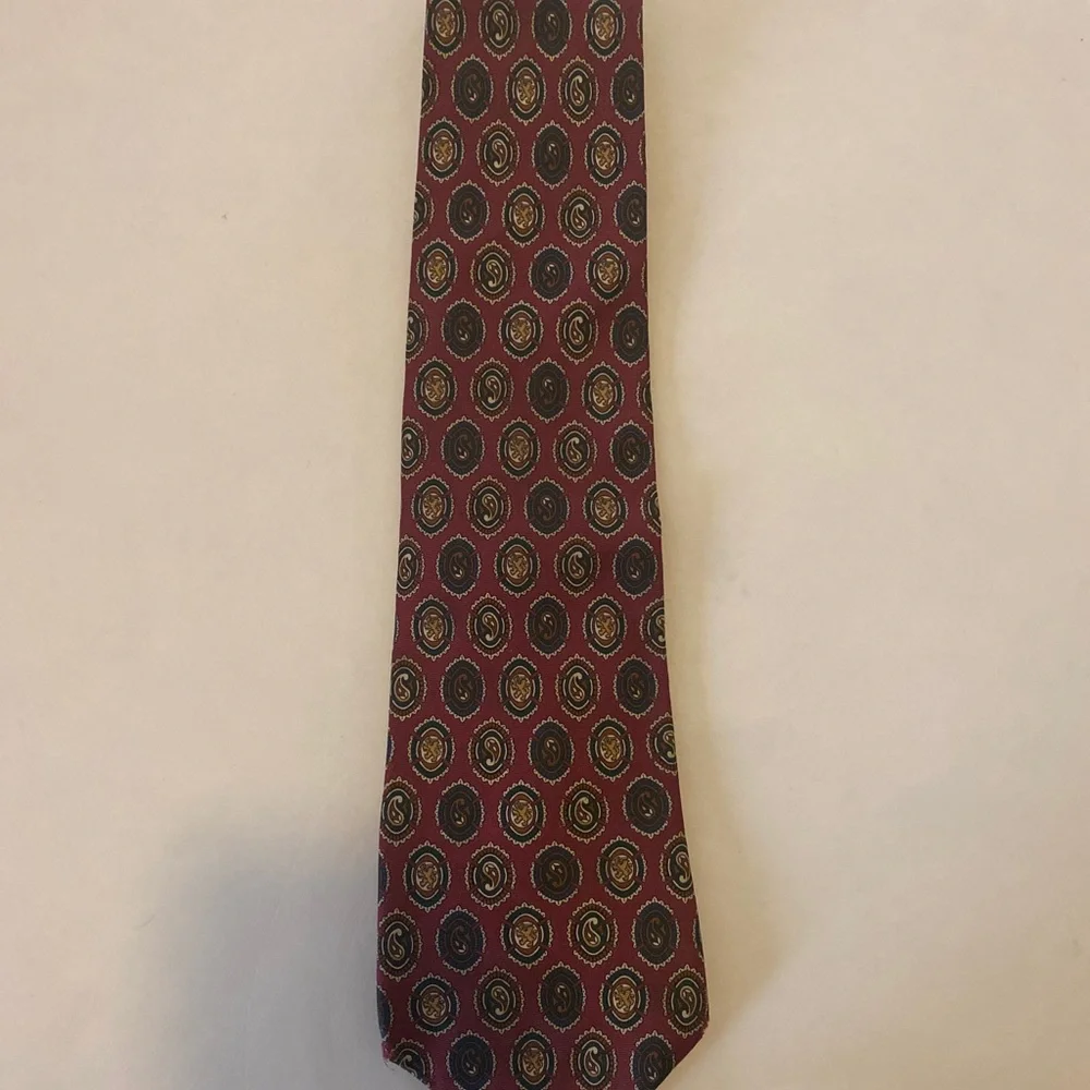 TOMMY HILFIGER Red Paisley Mens 100% Silk Neck Tie $45 EUC